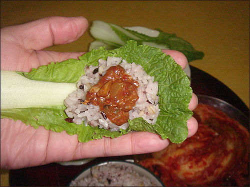 배춧잎쌈은 멸치육젓에 싸먹어도 맛이 좋지만 갈치속젓에 싸먹으면 더욱 맛이 좋다 